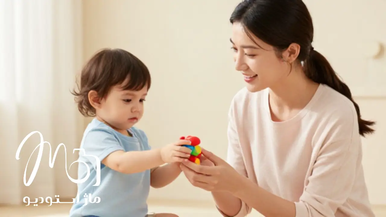 مادر در حال ارام کردن کودک بی قرار در اتلیه عکاسی با استفاده از اسباب بازی