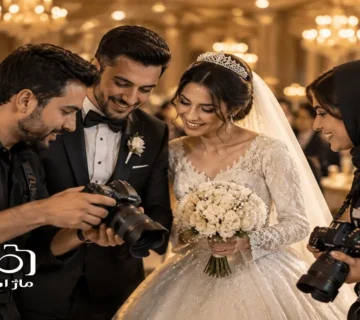 زوج جوان در جلسه بازدید حضوری از دفتر آتلیه عروس و ورق زدن آلبوم نمونه